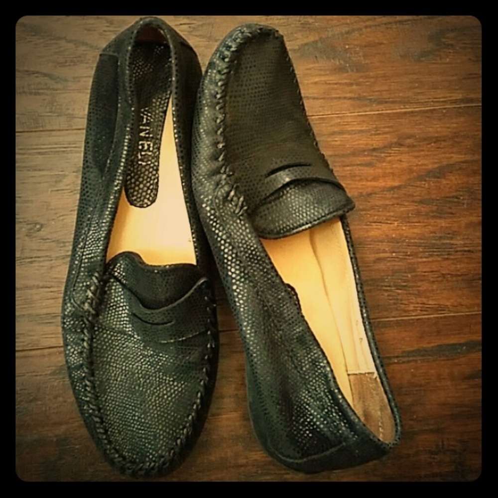 Size 9A like new black flats 👞
